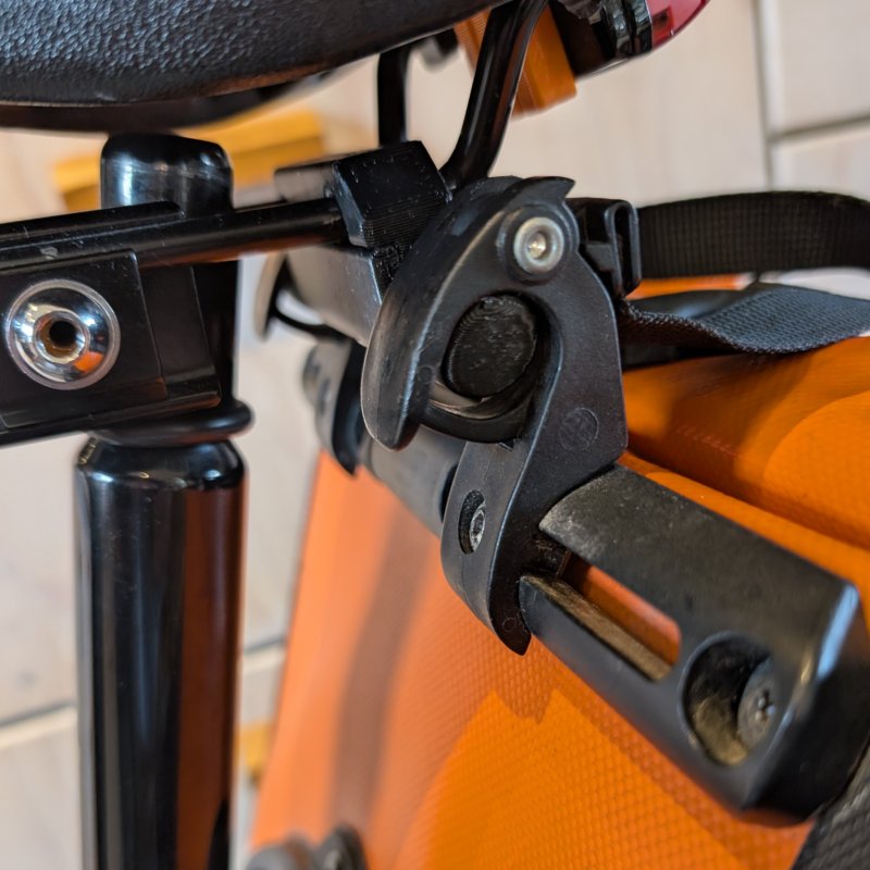 Sattel-Adapter Brompton Ortlieb – Detailansicht Befestigung
